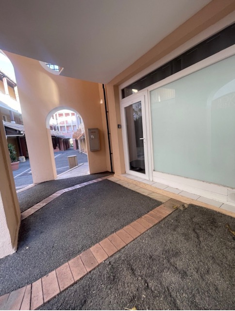 83700 SAINT RAPHAEL LOCAL COMMERCIAL MURS ET FOND