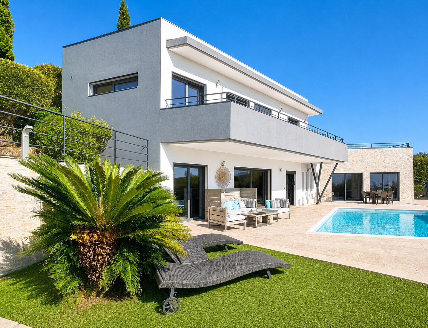 83530  AGAY -VILLA CONTEMPORAINE F6 PISCINE JACUZZI VUE ESTEREL